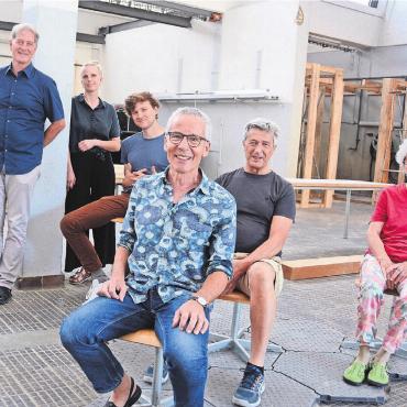 Bewegung auf und vor der Bühne - Sitzprobe auf den beweglichen Schulstühlen (v. l.): Hans Melliger, Sophia Basler, Jonas Arnet, Adrian Meyer, Stefan Hegi und Eva Keller sind voller Vorfreude auf das kommende Spektakel. Bild: Chregi Hansen