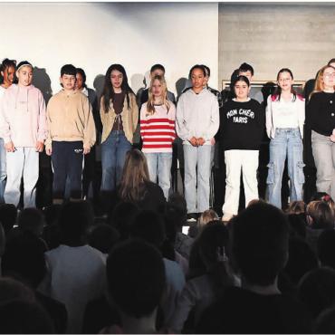 Ein origineller Streich mit Niveau - Die Schülerinnen und Schüler von Monique Geissmann führen das Musical «Revolte» auf. Bilder: Monica Rast