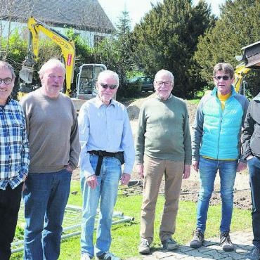 Kleines Paradies schaffen - Die sechs Senioren beobachten den Baufortschritt mit Freude. Von links: Peter Renner, Präsident Jean-Claude Hofstetter, Peter Günther, Ernst Gisi, Urs Frei sowie Projektverfasser und Bauleiter Daniel Fischer. Bild: Chregi Hansen