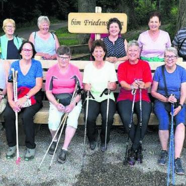 Unter neuer Leitung - Zum letzten Mal ist die Nordic-Walking-Gruppe in dieser Konstellation unterwegs. Bild: zg