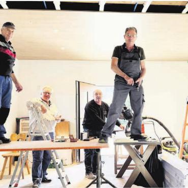 Casino-Renovation im Endspurt - Die Decke wird eingebaut (v. l.): Kurt Seiler, Thomi Moor, Rolf Seoler und René Seiler. Bild: zg