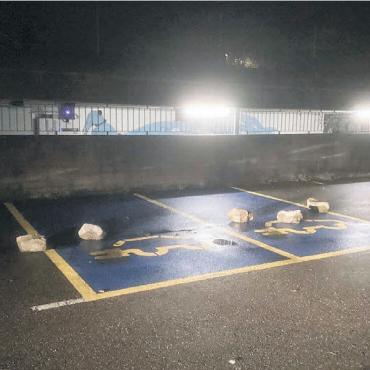 «Gmeind» benötigt Sitzfleisch - Unbekannte warfen in der Nacht mit Steinen um sich und verursachten so verschiedene Schäden auf dem Schulhausareal. Bilder: gk/chh