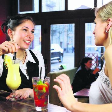 Mangelhafte Einhaltung - Die Testkäufe fanden unter anderem auch in Bars statt. Bild: Heike Zabel / pixelio.de
