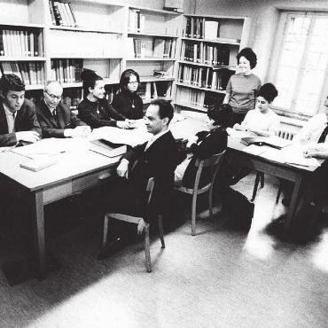 Die «Spanien-Dublers» - Orientalisches Seminar der Universität Zürich an der Florhofgasse: Links Professor César Dubler, stehend Dublers Tochter Maya und Lorenz Stäger (Zweiter von rechts). Die Aufnahme stammt vom Januar 1966. Bild: Archiv / Lorenz Stäger