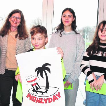 Erneut ein Dorffest in der Badi - Das Sieger-Logo fürs Jugendfest präsentiert (v. l.): OK-Mitglied Anita Amsler, OK-Präsidentin Ariane Gregor, Wettbewerbssieger Benet Schultheiss, Amy Boller, Elisa Halili (beide im zweiten Rang) und Barbara Holliger (Präsidentin Schul-OK). Bild: Daniel Marti