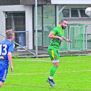 Entscheidung im letzten Moment - Mutschellens Luca Giampa (rechts) ist im Hinspiel vor Sarmenstorfs Raphael Buchmann am Ball. Erneut gewinnen die Mutscheller. Bild: Archiv/jl