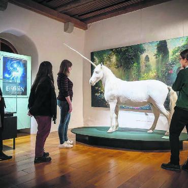 Im Zeichen der Fabelwesen - Seit jeher beschäftigt das Einhorn die Menschen. Auf dem Schloss Lenzburg wird diese fabelhafte Geschichte den Besucherinnen und Besuchern erzählt. Bild: pd