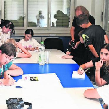 Fleissige junge Journalisten - Das Bild zeigt die Schüler-Redaktion bei der Besprechung der Themen und bei der Planung der Sonderausgabe. Bilder: red