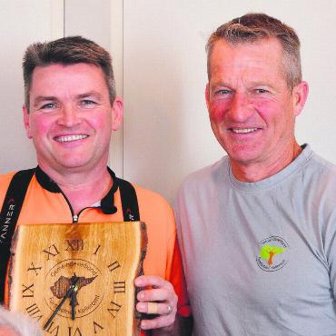 Wie eine Weide und ein Nussbaum - Zum Jubiläum gabs vom Chef viel Lob, eine Baumpatenschaft und eine Uhr: der Jubilar Christian Zimmermann (links) und Urs Huber, Förster und Betriebsleiter des Forstbetriebs Kelleramt. Bild: Annemarie Keusch