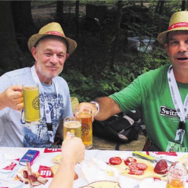 Ein Prost auf diesen tollen Tag - Diese Truppe ist routiniert unterwegs.
