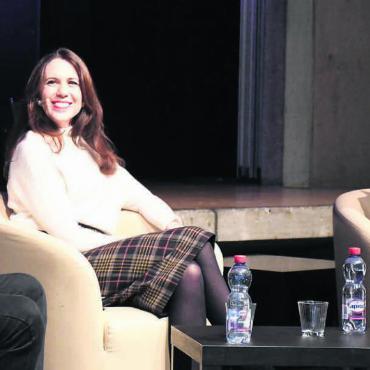 Wenn Kritik zur Umarmung wird - Angeregte, informative und unterhaltsame Talk-Runde (v. l.): Käse-Papst Rolf Beeler, Medienmanagerin Susanne Wille und Moderatorin Annelis Schröter-Meier. Bild: Daniel Marti