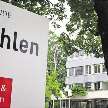 «Ernsthafte Probleme» in Sicht - Rund ums Gemeindehaus gibt es finanzielle Sorgenfalten: Die hohen Schulden werden immer mehr zum Problem. Bild: Archiv