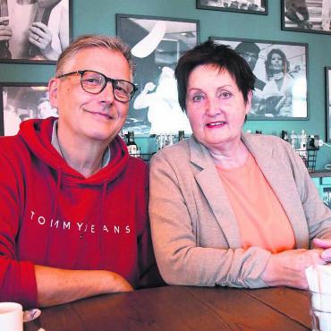 «Weil es hier so schön ist» - Drei Jahrzehnte fürs Open-Air-Kino in Wohlen: Pitsch und Irene Bachmann sind mit Herz und Seele für die Projektleitung verantwortlich. Bild: Daniel Marti