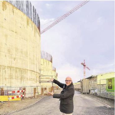 Baustelle ins Stocken geraten - Werner Humbel vor den vier Gärsilos. Ihnen fehlt noch der Betondeckel, da der Hersteller insolvent ist. Nun ist eine neue Lösung in Sicht. Bild: dg