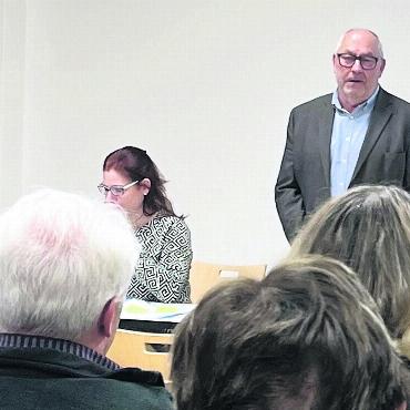 Zwei Varianten aufgezeigt - Der Gemeinderat informierte über den Strassenumbau der Geissmann-Ackermann-Strasse. Bild: mub