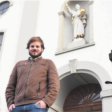 Für alle Gutes tun - Der neue Brauchtumsleiter Cyrille Meier auf der Kirchentreppe. Hier war er neunmal als Samichlaus beim Chlausauszug dabei. Bild: Daniel Marti