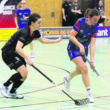 Nicht zu früh freuen - Der UHC Bremgarten (Tanja Schlenz, links) ist auf gutem Weg, aufzusteigen. Noch fehlen den Reussstädterinnen aber zwei Siege. Bild: Archiv/jl