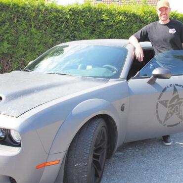 Sehen und gesehen werden - Marco Stadler erfüllte sich mit dem Dodge Challenger SRT Hellcat vor drei Jahren einen Traum. Bild: Monica Rast