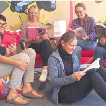 Grosse Pläne fürs neue Jahr - Das Team der Bibliothek hat letztes Jahr wieder ganz viele neue Bücher ins Sortiment aufgenommen (von links): Marion Ziegler, Susi Schwegler, Simona Steger, Doris Kopp und Angela Dobler. Susi Schwegler wurde im Dezember nach 17 Jahren Einsatz verabschiedet. Bilder: zg
