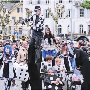 Lebendig und bunt - Der Fasnachtsumzug startet auf der Kapellstrasse und endet mit einem Wagentreff auf dem Kirchenkreisel.
