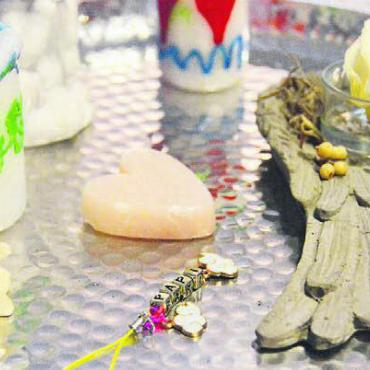 Ins Glück zurückgekämpft - Der kleine Altar für ihren Vater steht auf dem Küchentisch der Familie. Alle Gegenstände haben die Kinder für ihren Vater selber gemacht.