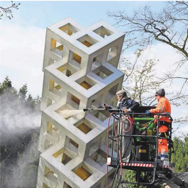 Ein Zeichen voller Symbolik - Gemeinderätin und Finanzministerin Claudia Hauri liess den Glanz des Brunnens, der hauptsächlich aus Aluminium besteht, wieder zum Vorschein kommen.