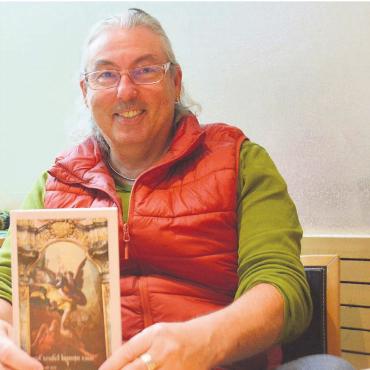 Ein unrühmliches Kapitel - Stephan Rey zeigt sein neustes Werk – wie in all seinen Büchern hat er eine persönliche Verbindung zum Thema. Bild: Annemarie Keusch
