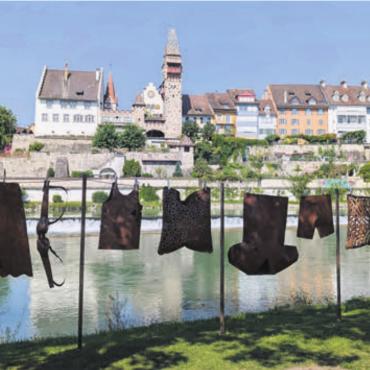 Das Licht in der Stadtkirche - Kunst am Reussufer: Auch auf die Bremgarter Schoggiseite bietet sich in den nächsten 30 Tagen eine etwas andere Ansicht. Bild: huy