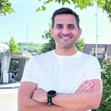 «Fehler dürfen passieren» - Ein aufgestellter Typ, der es als Schiedsrichter auf die grösstmögliche Bühne geschafft hat: Fedayi San. Bild: Stefan Sprenger