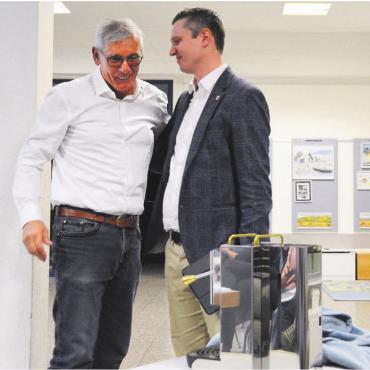 Vier Stunden, zwei Traktanden - Während die Stimmung vorher mehrmals zu kippen drohte, gingen am Schluss alle mit Gemeindeschreiber Lukas Isler (rechts) einig: Gian Carlo Silvestri hat für die lange Zeit als Ammann Dank verdient. Bild: Annemarie Keusch