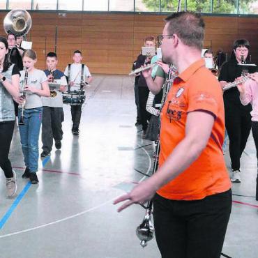 Engagement trägt Früchte - Koni Strotz-Giampà (vorne), Dirigent der Musikgesellschaft Würenlingen und Vizedirigent in Niederwil, ist ein Experte für Parademusik. Am Workshop des VJMN hat er die Faszination für diese Disziplin an die Jüngsten weitergegeben. Bilder: Chregi Hansen