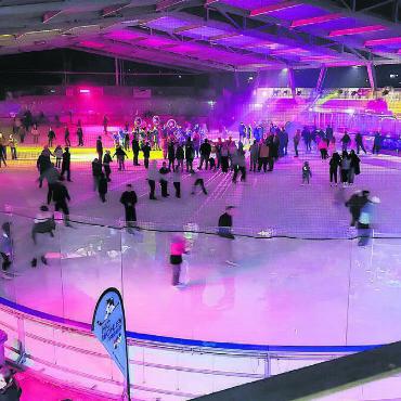 «Nicht super, aber zufrieden» - Die Jahresrechnung mit Licht, aber auch mit Schatten: Hohe Energiekosten, gesteigerte Pflegefinanzierung und höhere Ausgaben für die Sportpark Bünzmatt AG (Bild von einer beliebten Eisdisco) haben das Jahresergebnis negativ beeinflusst. Bild: Archiv