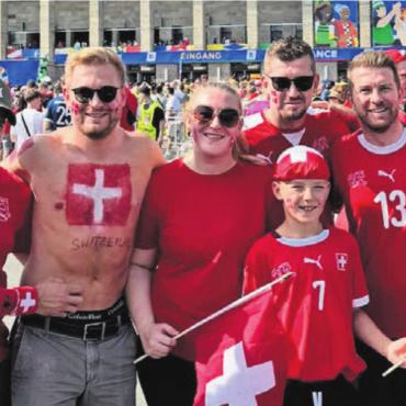 Ein bisschen Ausnahmezustand - Die bekannte Fussballfamilie Stadelmann in Berlin. Der Herr ganz links ist ein Unbekannter und hat sich auf das Foto geschlichen. Von rechts nach links: Beat, Michael (Präsident FC Muri), Nico, Anja, Adrian (alle Stadelmann) und Stefan Zwahlen (Freund von Anja). Unten: Leono (Sohn von Nico).