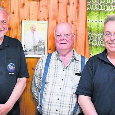 Grosses Jubiläum steht an - Förderer des Vereins unter sich (v. l.): Präsident Alan Rees und die Ehrenpräsidenten Armin Meier und Marc Läuffer vor dem Bild des grossen Förderers Urs Käppeli.