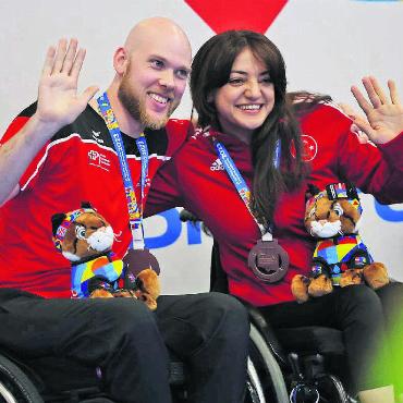 Eine Begegnung für das Herz - Aufnahme eines grossen Moments: Lars Porrenga aus Oberlunkhofen und Mixed-Partnerin Ebru Goksen gewinnen Bronze an der Para-Multisport-EM. Bild: zg