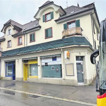 «Wir gehen nirgendwo hin» - Tote Laden-Hose an der Bahnhofstrasse. Doch es geht was. Bild: spr