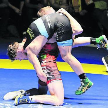 Den Euphorie-Schatz gefunden - Nino Leutert gewinnt das Duell gegen den starken Kriesserner Dominik Laritz deutlich mit 13:2.