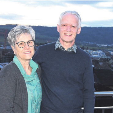 Eine neue Mission beginnt - Markus Keller fühlt sich an der Steingasse in Wohlen wohl: Und zusammen mit seiner Ehefrau Andrea geniesst er gerne die schöne Aussicht auf die grösste Freiämter Gemeinde. Bild: Archiv/dm