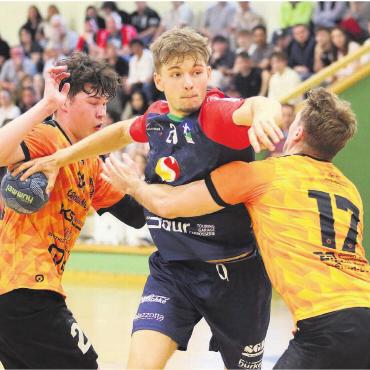Spiele des Jahres - Im Hinspiel am Sonntag in Möhlin erzielt Björn Staubli (Mitte) drei Tore und reisst mit seiner Übersicht und wirbligen Art Löcher auf für seine Mitspieler. 
Bild: Jan Gelpke