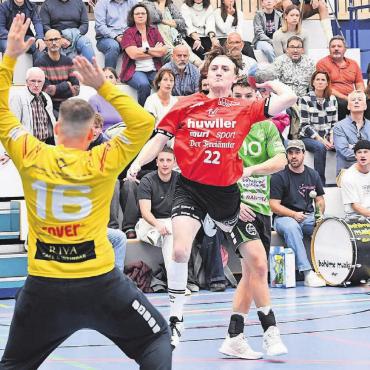 Jetzt braucht es eine Reaktion - Flügelspieler Samuel Scheiwiller (beim Abschluss), der zu Beginn dieser Saison von Wohlen nach Muri wechselte, sagt vor dem nächsten Spiel: «Es gibt nichts anderes als einen Sieg.» Bild: tvm