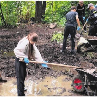Den stinkenden Brei entfernt - Mitten im Schlamm: Die Sek 3b packt an. Bild: