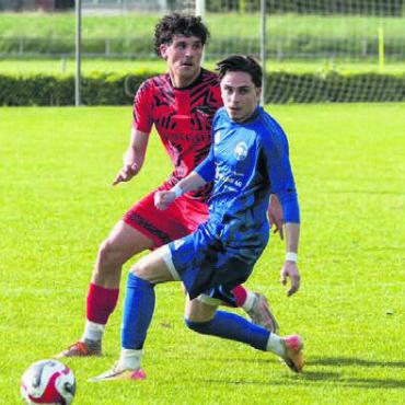 Der Fluch nimmt kein Ende - Kenan Domazet (rechts) und der FC Bremgarten gehen erneut leer aus. Bild: André Griffel