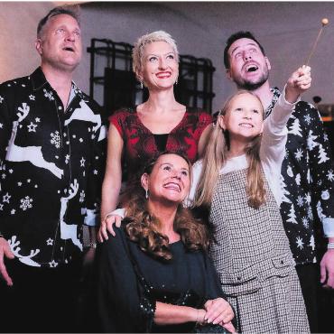 Mit vielen eigenen Songs - Karin Meier und Noée Taeschler (vorne) stehen im Zentrum der Weihnachtskonzerte. Begleitet werden sie von drei Profimusikern, hinten von links: Christian Meyer, Vladislava Sotirova und Andi Koch. Bild: Yanick Schwarz