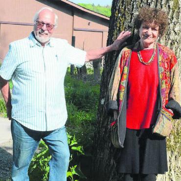 Weil das Gedenken wichtig ist - Die Initianten von heute: Herbert «Herbi» Wiederkehr und Heidi Widmer vor dem Friedensbaum beim alten Forstwerkhof. Der Nussbaum wurde vor 80 Jahren unter anderem von Heidi Widmers Vater gepflanzt. Bilder: Chregi Hansen / Archiv
