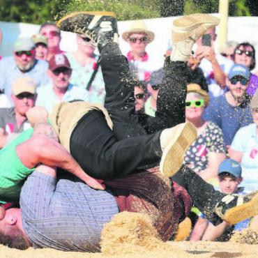 König bleibt auf dem Thron - Im Schlussgang bezwingt Joel Strebel (oben) zum zweiten Mal an diesem Tag den 150-kg-Eidgenossen Patrick Räbmatter und gewinnt nach 2018, 2022, 2023 auch 2024 das Guggibad.