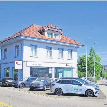 Zuschlag für die Nummer 1 - Diese 5½-Zimmer-Wohnung (oben) an der Bahnhofstrasse in Dottikon wurde versteigert. Bild: Chregi Hansen