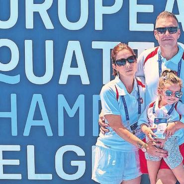 Vom Baditalent zum Rekordhalter - Patrick Stocker mit seiner Frau und der jüngsten Tochter an der Masters EM in Belgrad. Die Familie unterstützt ihn und war mit dabei, als er seinen grössten sportlichen Erfolg gefeiert hat. Bild: zg