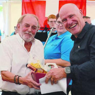 Den Kleinen Sorge tragen - Der Niederwiler Gemeindeammann Norbert Ender (rechts) bedankt sich bei einem früheren Hägglinger Amtskollegen für die gelungene Ansprache.