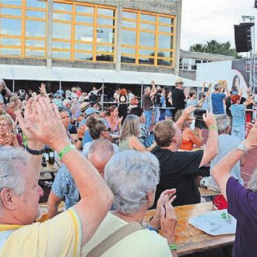Rock ’n’ Roll als Jungbrunnen - Je später der Abend, desto mehr Leute kamen auf den Platz und desto besser war die Stimmung. Das Schützi-Open-Air war erneut ein Erfolg.
