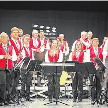 Eine wundervolle Nacht - Der verstärkte Musikverein Wohlen mit Dirigent Markus Steimen (links) lud unter dem Motto «A Night at the Movies» zu einem überzeugenden Filmmelodien-Konzert ein. Bilder: Walter Minder